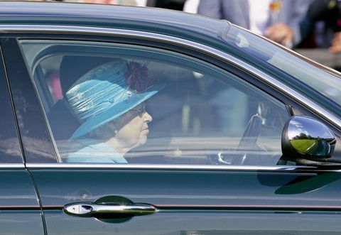 Queen Elizabeth sõidu Jaguar